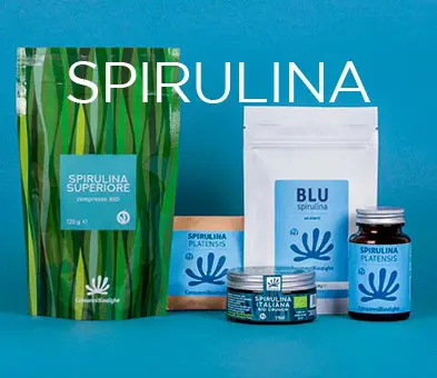 Alga spirulina: confezioni e vasetti blu su sfondo azzurro, evidenziando prodotti a base di spirulina per salute e benessere, alga spirulina a cosa serve.